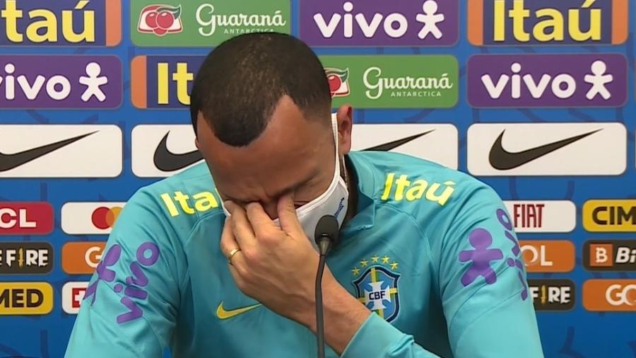 Éverson chora durante entrevista coletiva na seleção ao lembrar do pai, que era goleiro de futebol de várzea - Reprodução/CBF TV