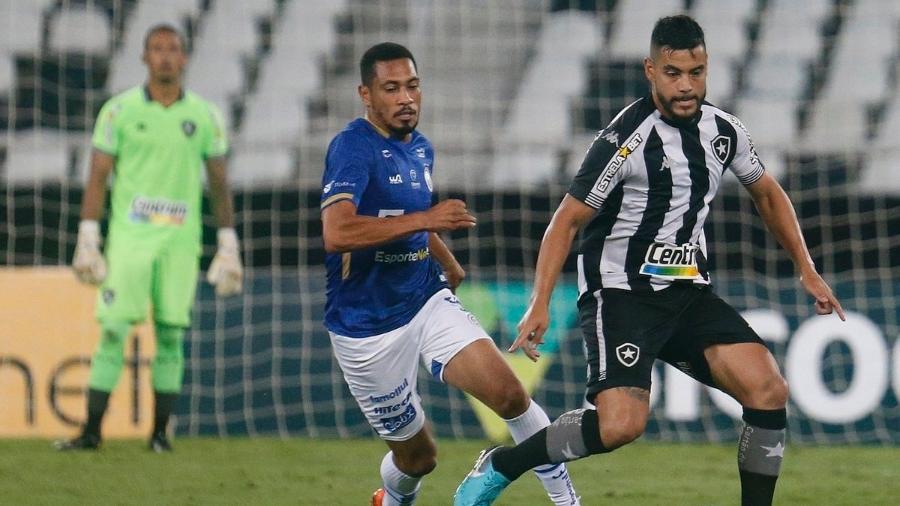 Barreto e Hernane disputam a bola em jogo entre Botafogo e Confiança pela Série B do Brasileiro - Vítor Silva/BFR
