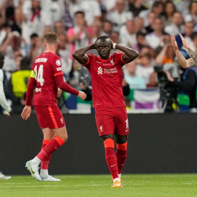 Morreu o jogador do Liverpool que se esqueceu do troféu da Liga dos  Campeões numa loja