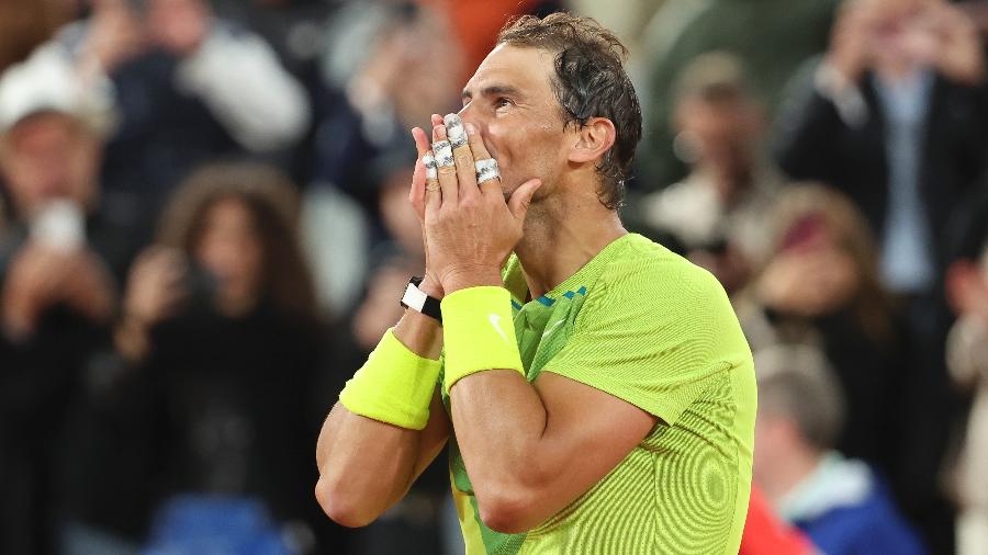 Rafael Nadal comemora vitória sobre Novak Djokovic em Roland Garros 2022 - Getty Images