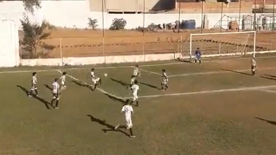 Davi, do Esporte Clube União, protagonizou um lance raro na partida contra o Comercial, disputada em Minas Gerais - Reprodução/Twitter