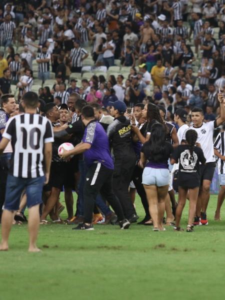 Torcedores do Ceará entraram no gramado do Castelão após briga no duelo contra o Cuiabá - Lucas Emanuel/AGIF