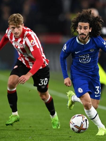 Marc Cucurella, do Chelsea, disputa lance com Mads Roerslev, do Brentford, durante a partida da Premier League - Darren Walsh/Chelsea FC via Getty Images