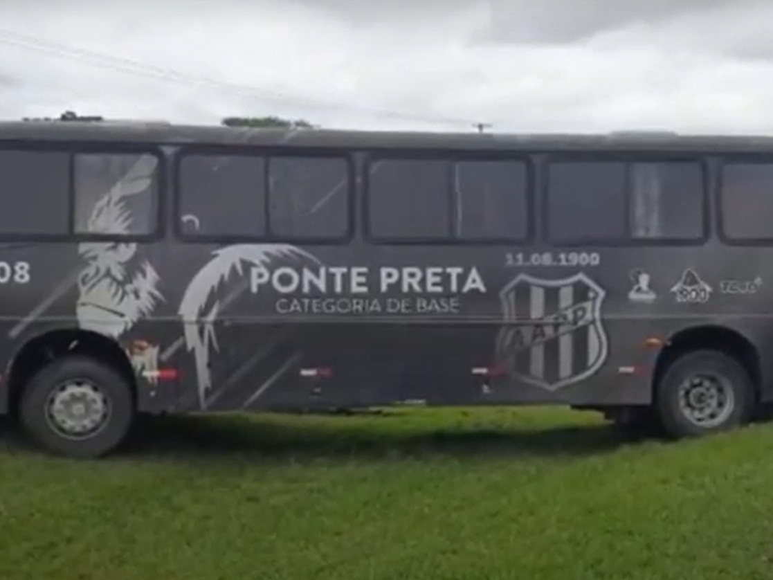 Ônibus da Ponte atola em canteiro ao tentar fugir de bloqueio em rodovia -  01/11/2022 - UOL Esporte