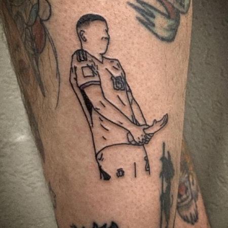 Um torcedor argentino tatuou Dibu colocando o troféu de melhor goleiro da Copa na frente de suas partes íntimas - Reprodução/Instagram