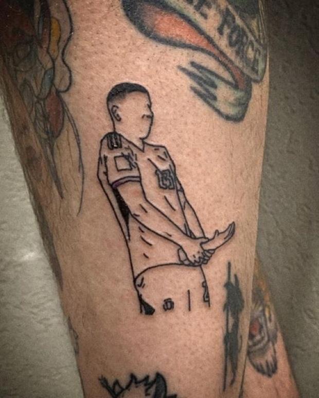 Torcedor tatuou Dibu Martínez colocando o troféu de melhor goleiro da Copa na frente de suas partes íntimas