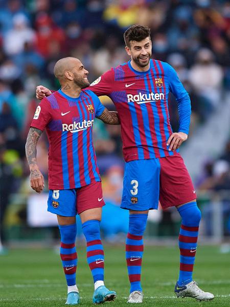 Gerard Pique e Dani Alves jogaram juntos no Barcelona em 2022 - Quality Sport Images/Getty Images