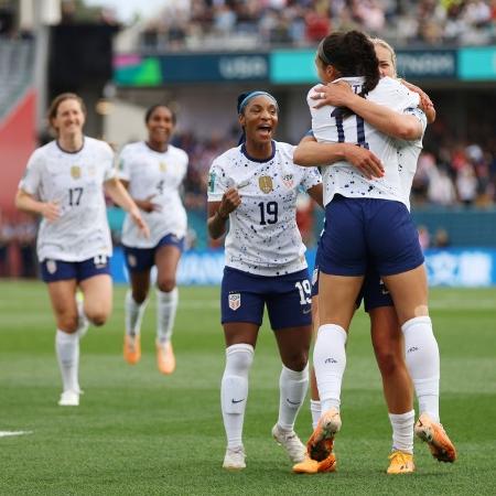 Jogadoras dos EUA celebram gol de Sophia Smith contra o Vietnã na Copa feminina