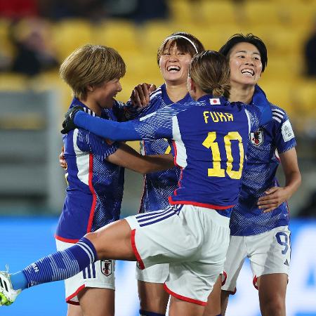 Jogadoras do Japão comemoram gol de Miyazawa contra a Espanha pela Copa do Mundo feminina