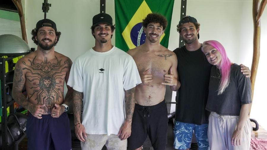 Surfistas brasileiros testam a Casa Brasil no Taiti, que será usada nas Olimpíadas