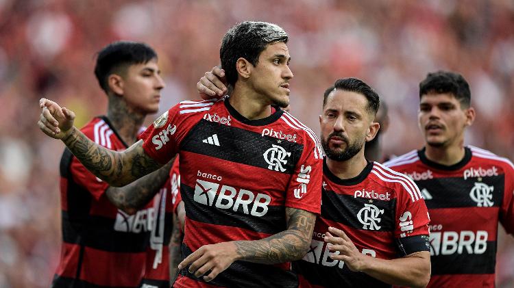 Pedro é abraçado por companheiros após marcar em Flamengo x Bahia pelo Campeonato Brasileiro