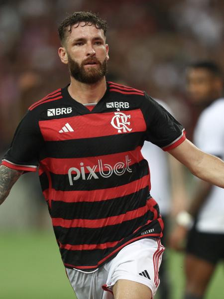Léo Pereira comemora gol pelo Flamengo em clássico com o Botafogo no Carioca