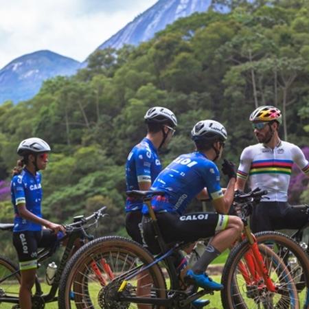 Henrique Avancini com sua equipe de mountain bike