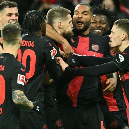 Jogadores do Bayer Leverkusen vibram após gol diante do Mainz pelo Campeonato Alemão