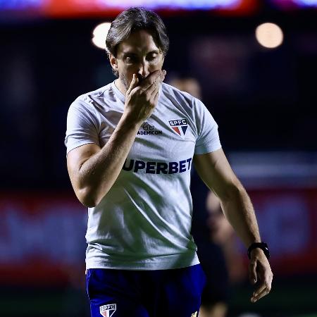 O técnico Zubeldía, do São Paulo, no jogo contra o Palmeiras, pelo Brasileirão