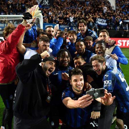 Jogadores do Atalanta posam param foto após eliminarem o Olympique de Marseille