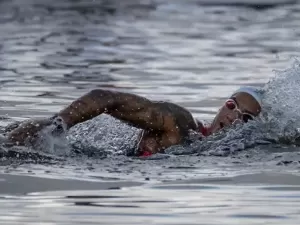 Ana Marcela termina em 4º lugar em maratona aquática de 10km na Copa Europeia