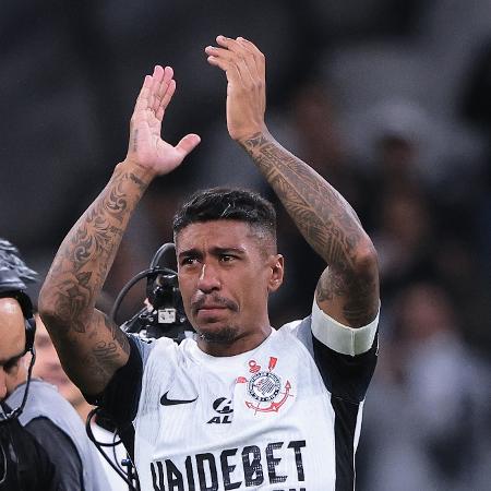 Paulinho, do Corinthians, emocionado após a partida contra o Racing-URU