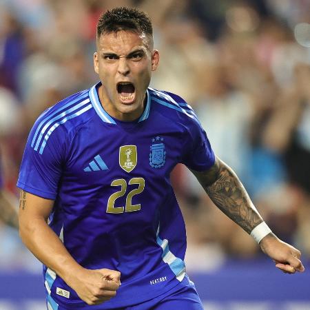 Lautaro Martínez comemora gol da Argentina sobre Guatemala