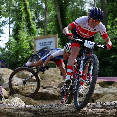 Loana Lecomte sofre queda durante prova de ciclismo nas Olimpíadas de Paris 2024