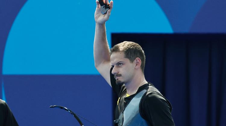 Marcus D'Almeida comemora classificação às oitavas no tiro com arco das Olimpíadas de Paris