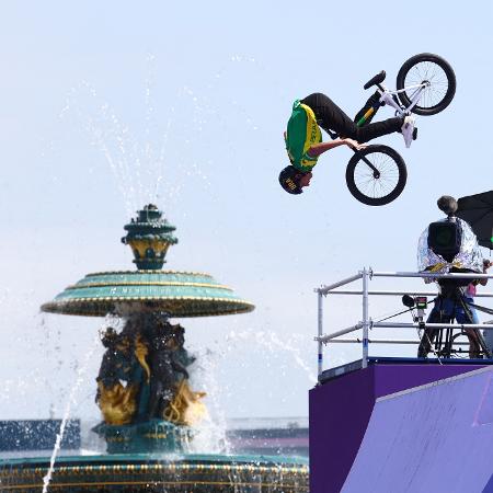 Gustavo Batista De Oliveira, o Bala Loka, durante a final do BMX nas Olimpíadas de Paris