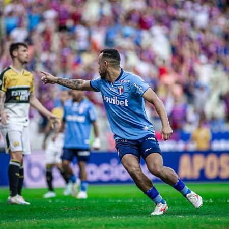 Moisés comemora seu gol pelo Fortaleza contra o Cricúma