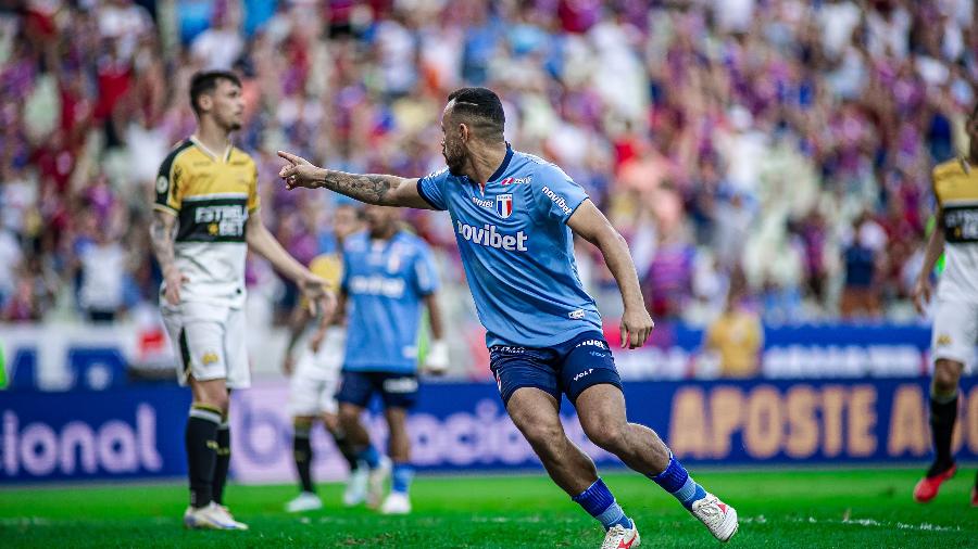 Moisés comemora seu gol pelo Fortaleza contra o Cricúma