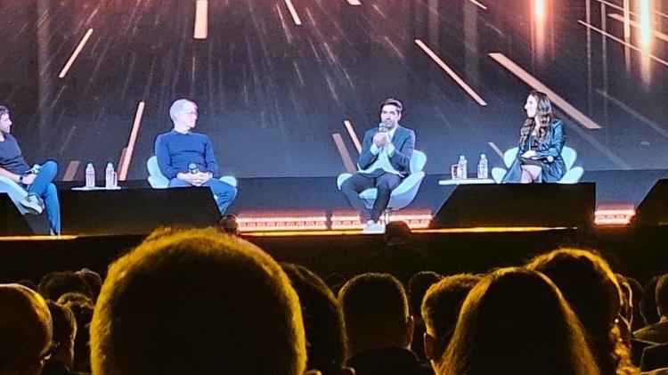 Abel Ferreira (centro) participou de palestra ao lado de Bernardinho e Glenda Kozlowski