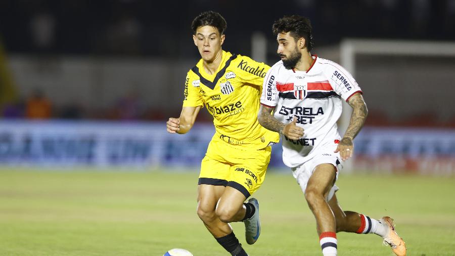 JP Chermont em ação durante Botafogo-SP x Santos, duelo da Série B