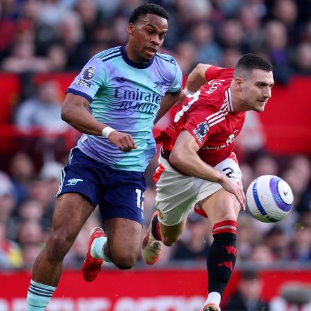 Jurrien Timber, do Arsenal, disputa com Diogo Dalot, do Manchester United, em jogo pelo Inglês Jurrien Timber, do Arsenal, disputa com Diogo Dalot, do Manchester United, em jogo pelo Inglês