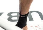 Lutador sofre corte feio na canela em luta de kickboxing; veja
