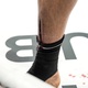 Lutador sofre corte feio na canela em luta de kickboxing; veja