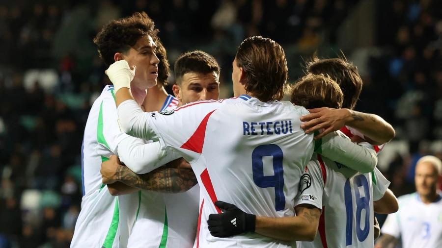 Jogadores da Itália comemoram gol de Mateo Retegui contra a Estônia, pelas eliminatórias europeias da Copa do Mundo Jogadores da Itália comemoram gol de Mateo Retegui contra a Estônia, pelas eliminatórias europeias da Copa do Mundo
