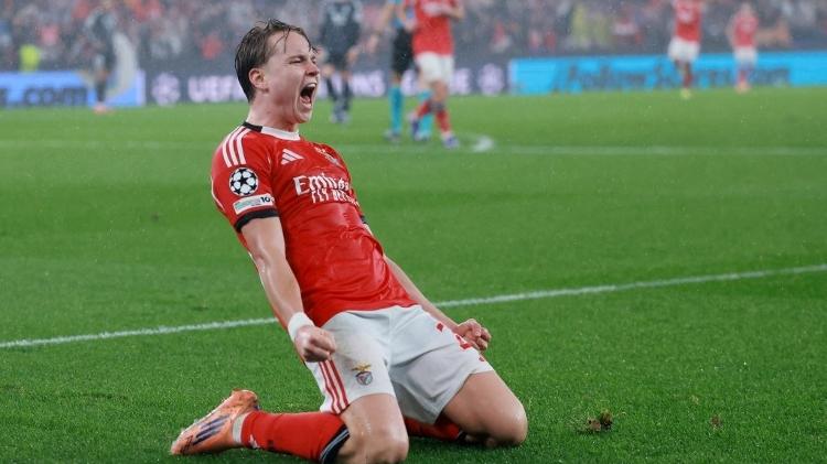 Schjelderup, do Benfica, comemora gol contra o Real Madrid, pela Liga dos Campeões