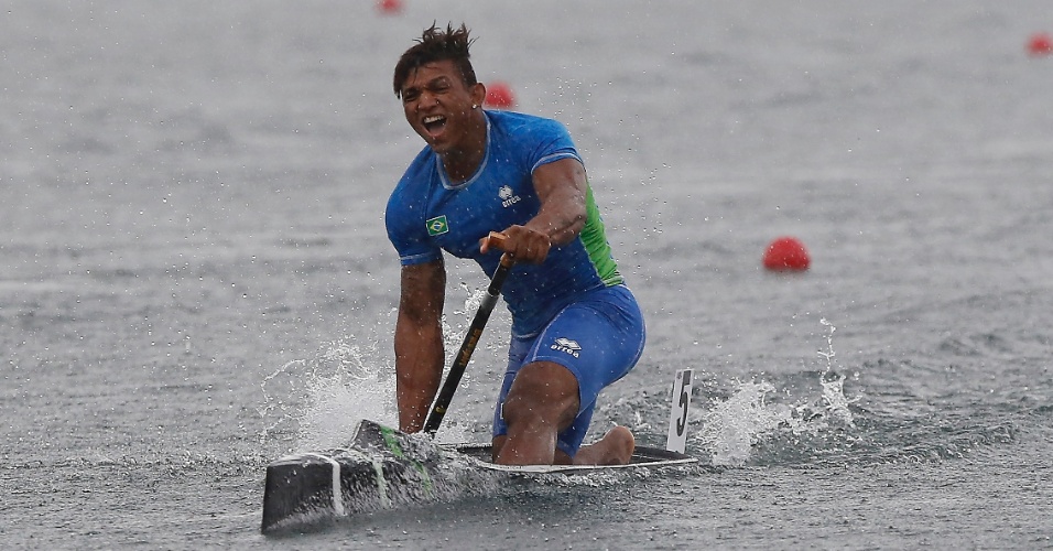 Isaquias Queiroz comemora a medalha de ouro conquistada na canoagem C1-200m