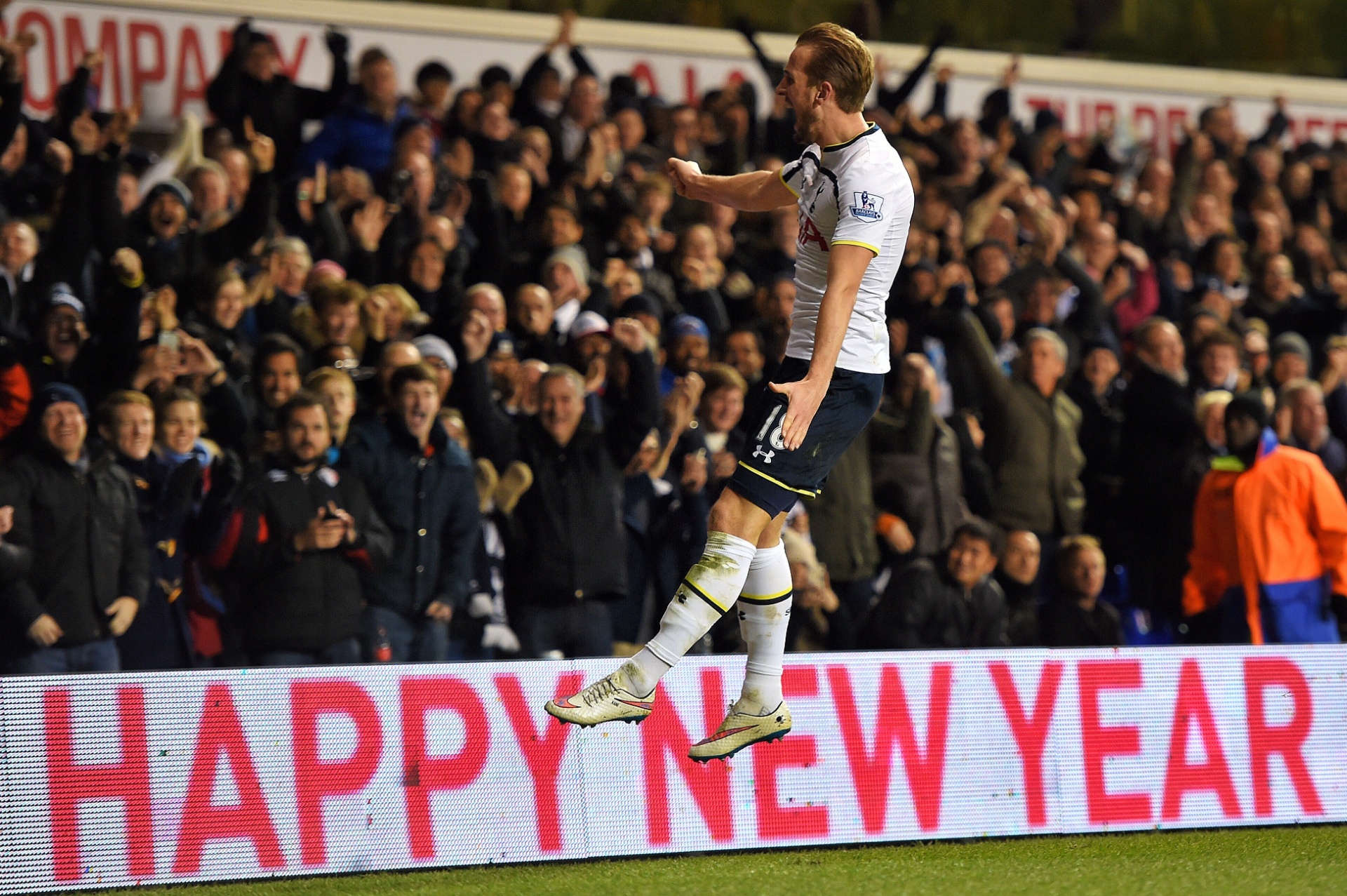 01.jan - "Feliz ano novo", diz a placa abaixo do jogador Harry Kane, do Tottenham, que vibra após fazer um gol. O recado cai bem para fechar este álbum de fotos