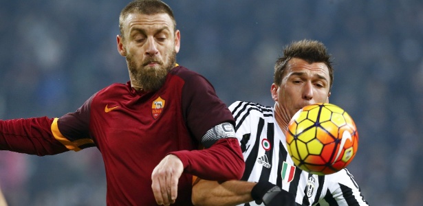 De Rossi se desentendeu com Mandzukic durante a partida entre Roma e Juventus - STEFANO RELLANDINI/REUTERS