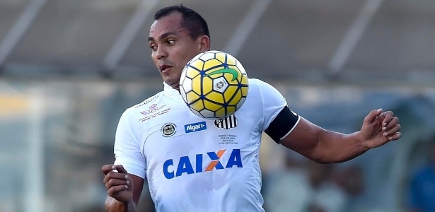 Giovanni domina a bola durante amistoso do Santos contra o Benfica - Ivan Storti/Santos FC
