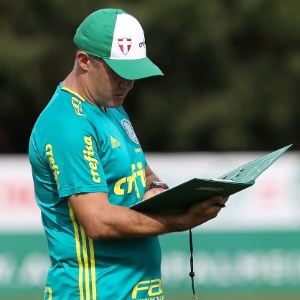 Eduardo Baptista e prancheta - Cesar Greco/Ag Palmeiras/Divulgação - Cesar Greco/Ag Palmeiras/Divulgação