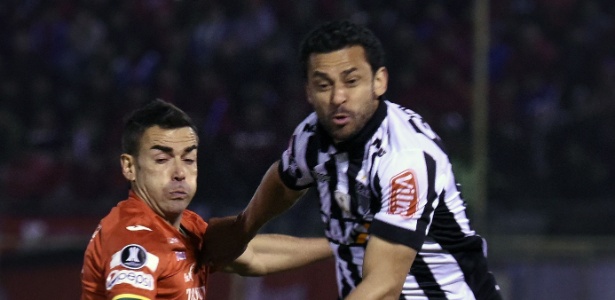 Bergese divide bola com Fred em Jorge Wilstermann x Atlético-MG pela Libertadores - Aidar Raldes/AFP