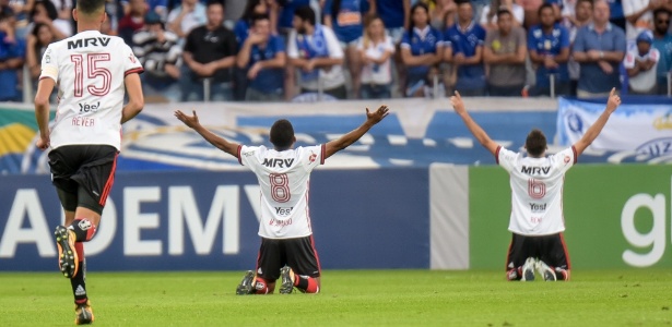 Jogadores do Flamengo comemoram o gol de Éverton diante do Cruzeiro pelo Campeonato Brasileiro 2017 - André Yanckous/AGIF - André Yanckous/AGIF