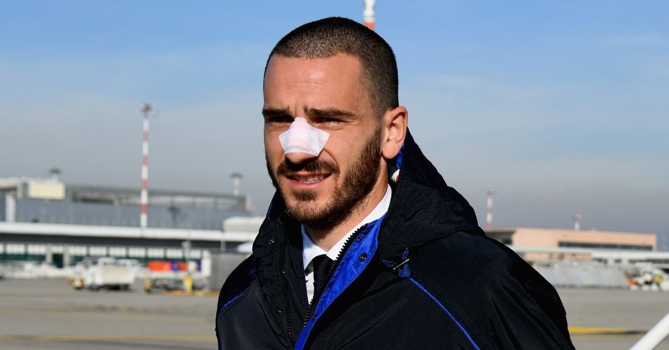 Com o nariz fraturado, Bonucci desembarca com a seleção da Itália