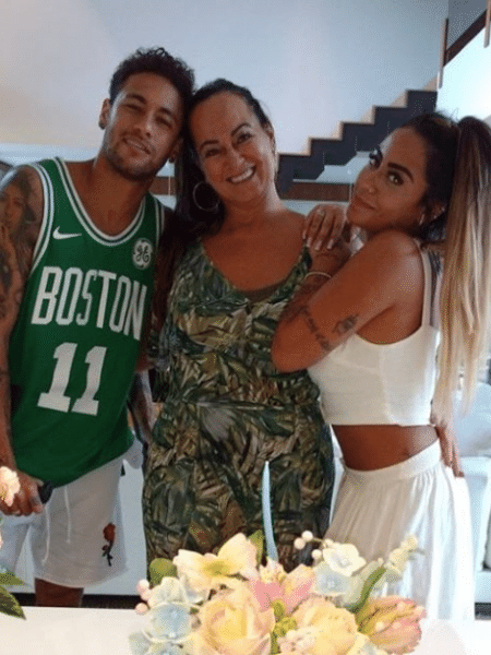 De muletas, Neymar comemora aniversário da irmã Rafaella com a mãe Nadine em Mangaratiba - Reprodução/Instagram - Reprodução/Instagram