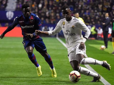 Vinícius Jr em ação pelo Real Madrid contra o Levante  - JOSE JORDAN / AFP