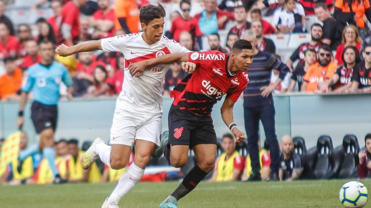 Sarrafiore e Rony disputam lance durante Athletico x Internacional - Gabriel Machado/AGIF - Gabriel Machado/AGIF