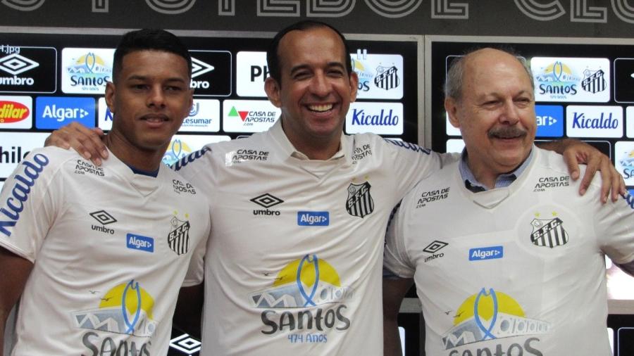 Paulo Alexandre Barbosa, prefeito de Santos, entre o atacante Tailson (E) e o presidente do clube, José Carlos Peres - UOL Esporte