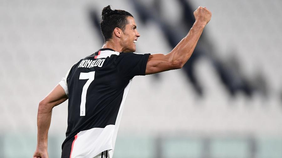 Cristiano Ronaldo comemora gol pela Juventus contra o Lecce - Miguel MEDINA / AFP