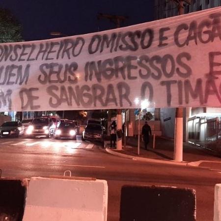 Torcedores do Corinthians protestam em frente ao Parque São Jorge - Reprodução/Twitter