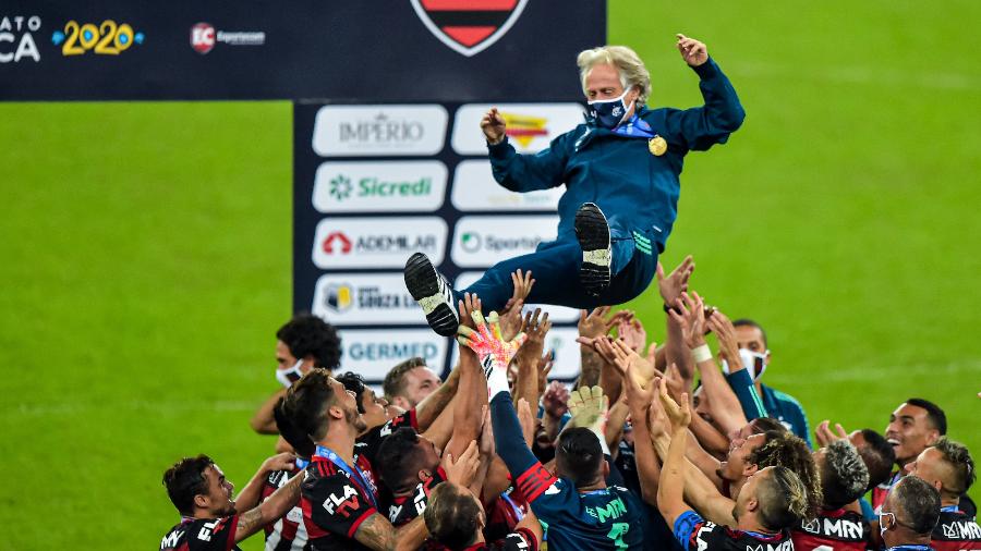Jorge Jesus é erguido pelo time do Flamengo depois da conquista do Carioca 2020 - Thiago Ribeiro/AGIF